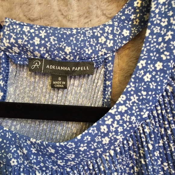 4/$20 Adrianna Papell Blue & White Floral Pattern Sleeveless Blouse size Small - Picture 2 of 4